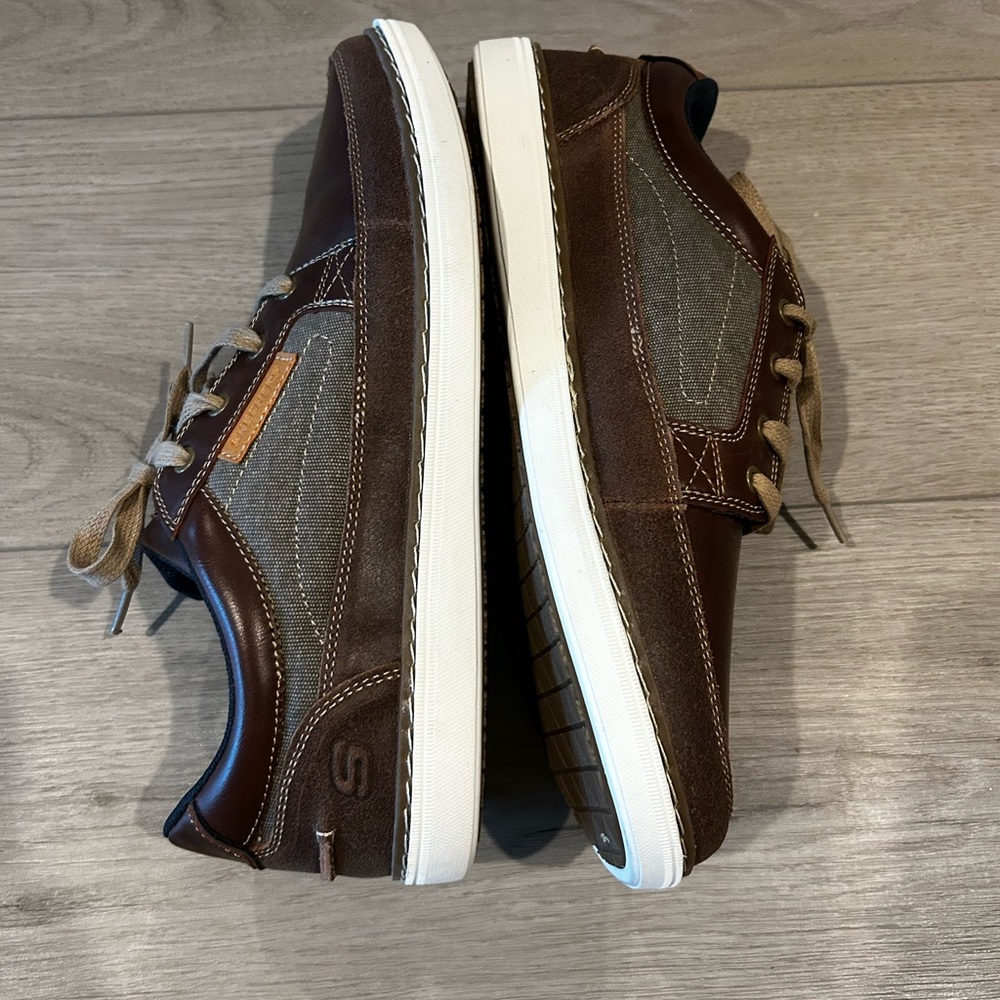Sketchers - Men size 10 - classic fit, air cooled memory foam